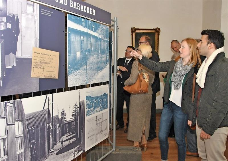 Fotos von Stade nach der Kapitulation: Die Ausstellung im Rathaus ist eröffnet.