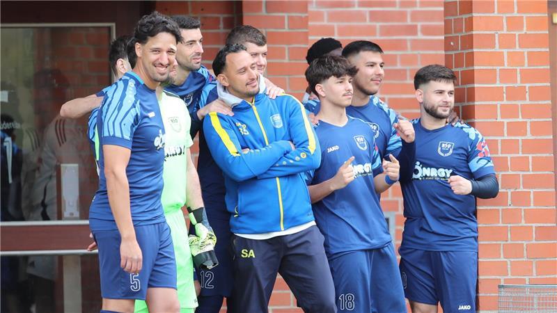 Fotoshooting beim Aufstieg. Jeremy Faruke (links) soll beim Umbruch helfen: Mit seiner Erfahrung und seiner Qualität als Fußballer.