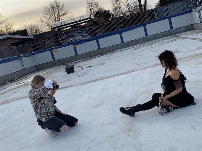Fotoshooting im leeren Schwimmbecken des Harsefelder Freibads: „Wir wollten darstellen, wie es ist, wenn man ganz unten angekommen ist, sozusagen am Meeresgrund“, sagt Anna Pape. Fotos: Klindworth/Pape