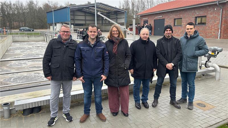 Warum Bakterien im Harsefelder Klärwerk jetzt Hochleistung bringen Fototermin vor dem neuen Belebungsbecken (von links): Markus Meyer und Andreas Müller vom Klärwerk, Harsefelds Samtgemeindebürgermeisterin Ute Kück, Holger Bohling vom Bauamt sowie Kai Schlüter und Eduard Mai vom Ingenieurbüro Born Ermel.