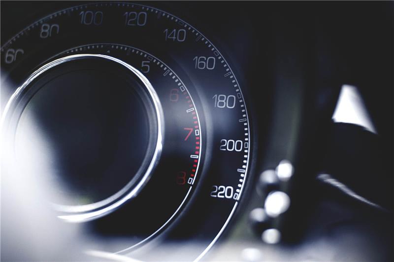 18-jähriger Fahranfänger rast 80 km/h zu schnell durch Geestland Foto: tookapic / Pixabay