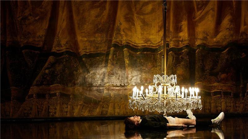 „Fräulein Else“ vom Volkstheater Wien dreht sich um den gesellschaftlichen Druck auf junge Frauen.