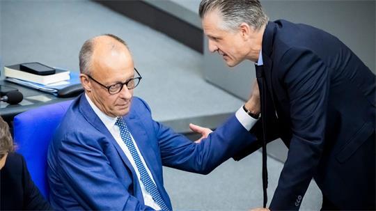 Fraktionschef Frei (r.) steht weiter hinter Merz (l.). (Archivbild) 