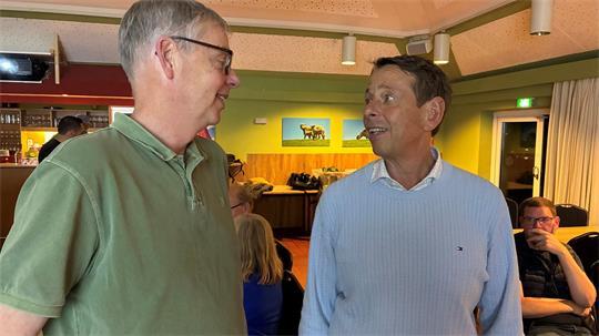 Fraktionschef Marco Hartlef im Gespräch mit Gerd Dehmel im DGH Steinkirchen (von links).