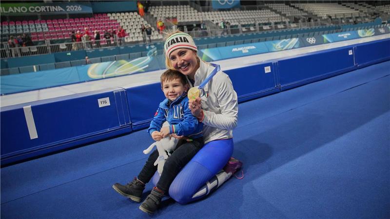 Francesca Lollobrigida feiert mit ihrem kleinen Sohn Tommaso den Olympiasieg.