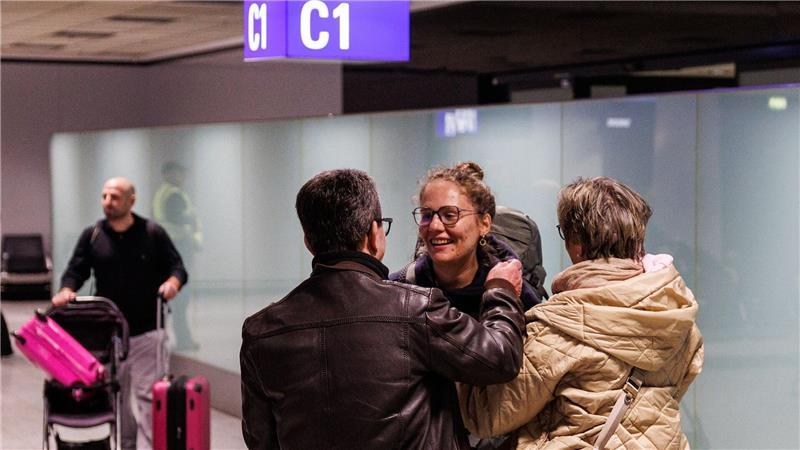 Aufatmen nach Nahost-Rückholflug – Kreuzfahrtgäste erwartet Francesca Matić und ihre Eltern vielen sich am Frankfurter Flughafen in die Arme.
