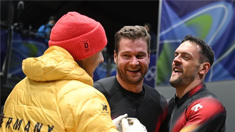 Francesco Friedrich (l) gratulierte als Erster.