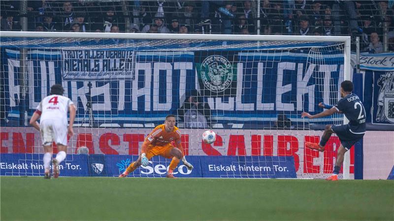 Francis Onyeka verwandelt gegen den Torwart Jan Reichert in der 72. Minute Bochums Elfmeter zum 1:1.