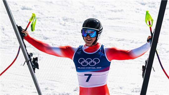 Franjo von Allmen bejubelt seinen nächsten Olympia-Triumph.