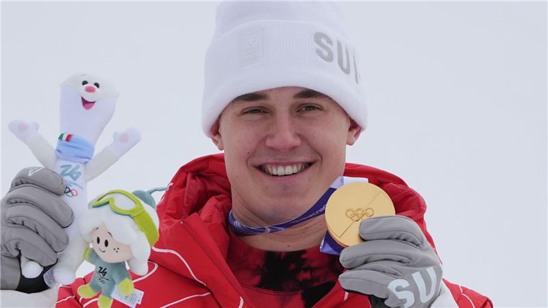 Franjo von Allmen zeigt eine seiner drei olympischen Goldmedaillen.