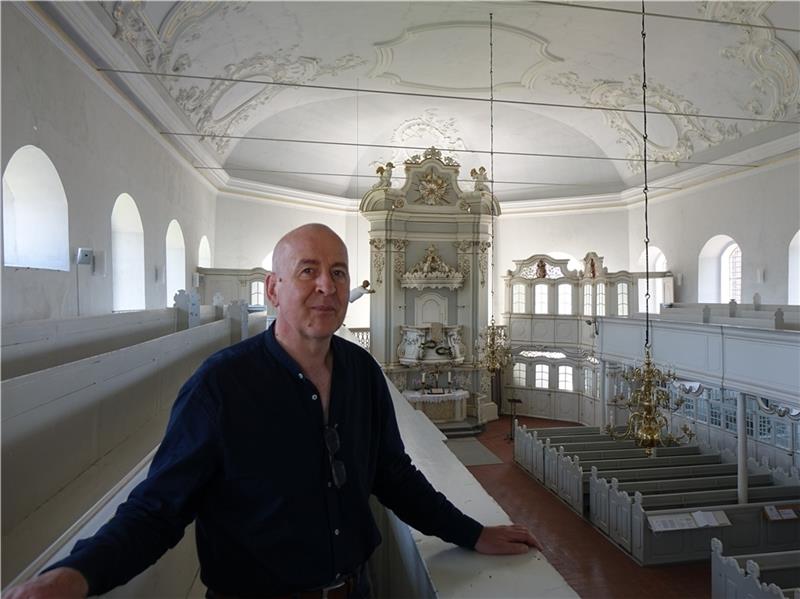 Er schwärmt für die St.-Petri-Kirche zu Osten Frank Auf dem Felde interessiert sich besonders für die Geschichte von Osten und der St.-Petri-Kirche. Foto: Grell