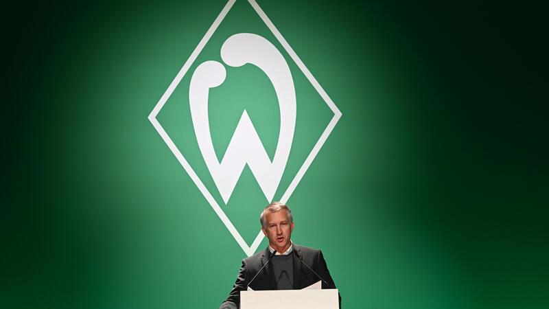 Investoren-Einstieg ohne Protest: Werder-Modell als Vorbild? Frank Baumann, Geschäftsführer Fußball von Werder Bremen, berichtet den Mitgliedern.