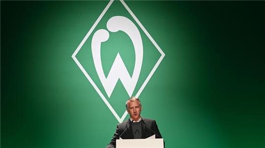 Frank Baumann, Geschäftsführer Fußball von Werder Bremen, berichtet den Mitgliedern.