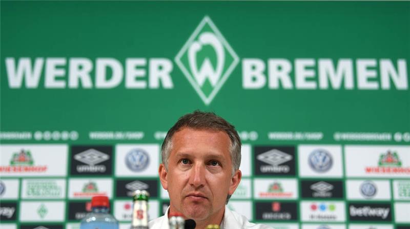 Frank Baumann, Geschäftsführer Sport beim Fußball-Bundesligisten Werder Bremen, sitzt bei der Pressekonferenz zum Trainingsauftakt. Foto: Carmen Jaspersen/dpa