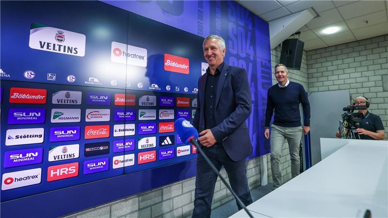 Frank Baumann hat offiziell auf Schalke angefangen.
