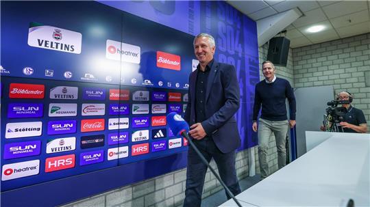 Frank Baumann hat offiziell auf Schalke angefangen.