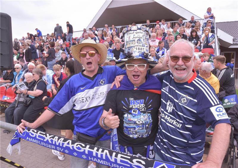 HSV-Fan Frank Brandt und zwei Freunde vom vom HSV-Fanclub.