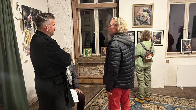 Horneburger Schloss öffnet seine Tore erstmals für Kunstfreunde Frank Campoi (links) unterhält sich mit Besuchern über die ausgestellten Werke.
