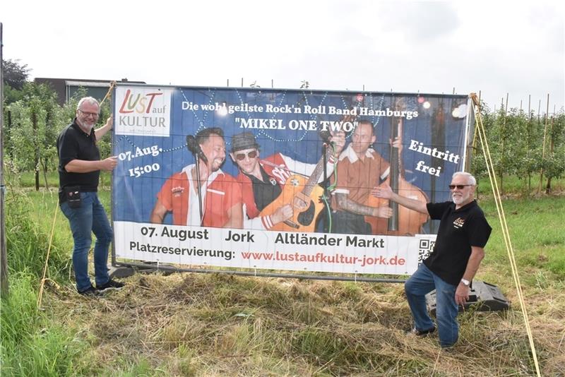 Frank Deppe und Herbert Scharf von Lust auf Kultur rühren die Werbetrommel für Rock ’n’ Roll auf dem Altländer Markt in Jork (von links). Foto: Vasel