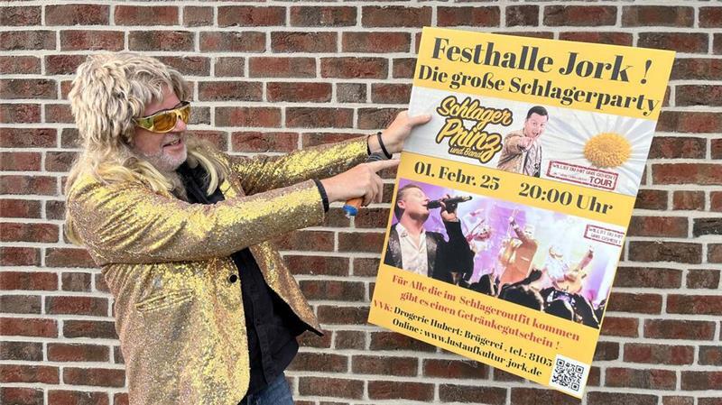 Frank Deppe von Lust auf Kultur wirbt für die Schlagerparty in der Altländer Festhalle in Jork.