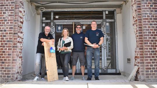 Frank Deppe, Sandra Köster, Björn Fuhrmann und Florian Rohloff stehen vor dem modernisierten Eingang der Jorker Festhalle.