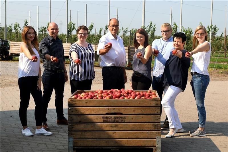 Frank Döscher, Geschäftsführer der Elbe-Obst-Vertriebsgesellschaft (Mitte) mit seinem Team. Foto: Elbe-Obst