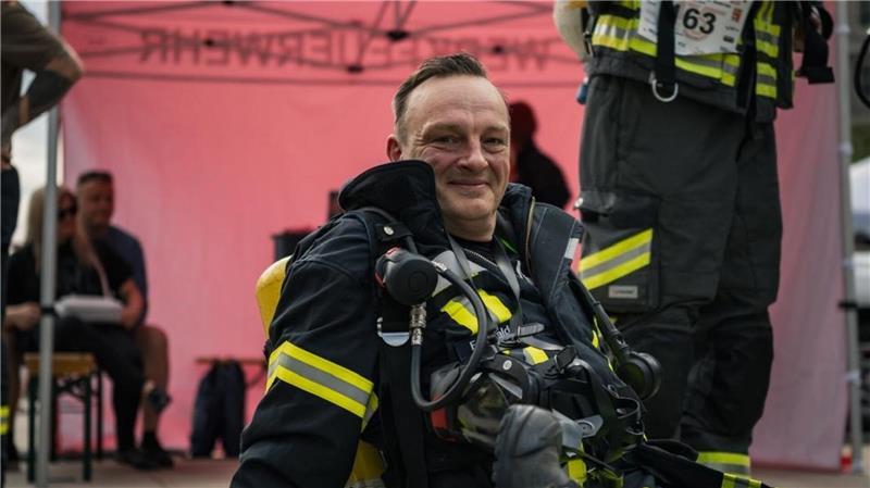 Frank Ewald nach 700 Stufen unter Atemschutz - erschöpft, aber ein Lächeln im Gesicht.