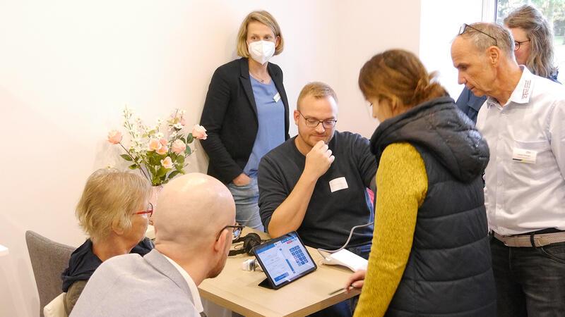 Frank Griemsman (Mitte) lässt sich von Beke Cordes vom DRK-Kreisverband Stade den Blutdruck messen.