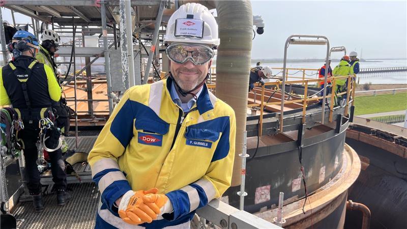 Frank Gubbels ist Produktionsdirektor der Umweltschutzanlagen inklusive der Biox in Stade, der größten Dow-Kläranlage in Europa. Hier steht er auf einem der Klärtürme, im Hintergrund ist die Elbe zu sehen.