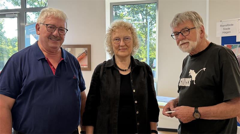 „Warten sehnsüchtig“: Das sagen Bürger zur Reaktivierung der Bahnstrecke Frank Havemann (links) sowie Elke und Wolfgang Weh warten sehnsüchtig, dass es 2028 auf der Bahnstrecke losgeht.