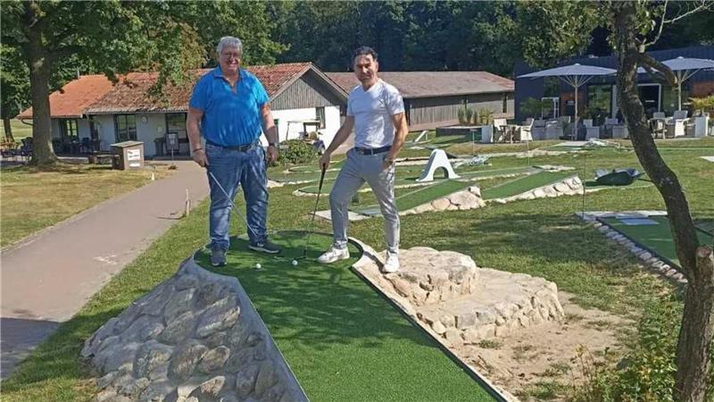 Frank Havemann und Heiko Fillsack an Loch 9, das symbolisch dem Fredenbecker Geest Marketing und Tourismusverein gewidmet ist.