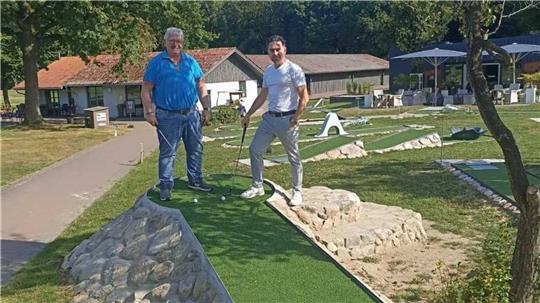 Frank Havemann und Heiko Fillsack an Loch 9, das symbolisch dem Fredenbecker Geest Marketing und Tourismusverein gewidmet ist.