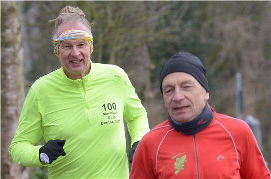 Frank Hoffmann (links) hat in 20 Jahren 300 Marathonläufe beendet. Den 300. lief er zusammen mit Mitgliedern des 100 Marathon Clubs und der Ultra-Friesen in Horneburg, rechts Ludger Schüren (Hamburg).