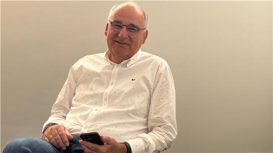Frank Jäschke ist seit 2016 als selbstständiger Unternehmensberater tätig. Das Bild zeigt ihn in seinem Büro in der Buxtehuder Altstadt.