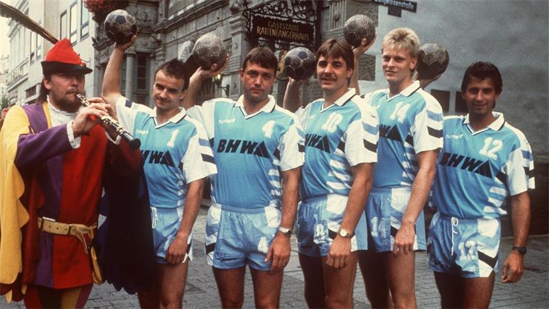 0,8 Sekunden, die alles verändern: Wahl kämpft sich zurück Frank-Michael Wahl (3.v.l) 1990 als einer fünf DDR-Exporten bei der SG Hameln. Mit Torwart Wieland Schmidt (r-l), Ulf Brothuhn, Matthias Hahn und Torwart Uwe Krausse gelang dem Club der Bundesliga-Aufstieg 1991. (Archivbild)