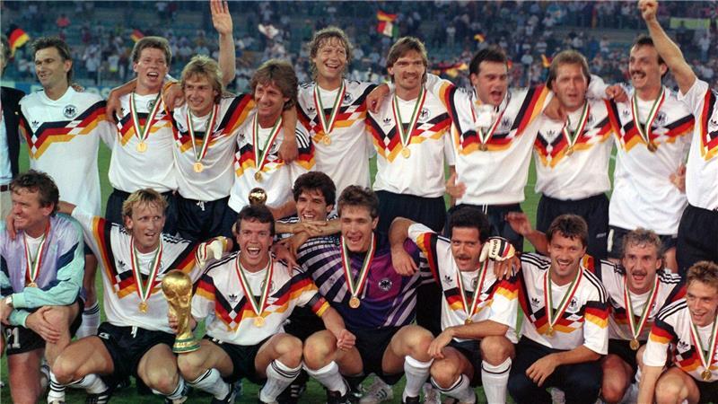 „Schlitzohr auf dem Rasen“: Ex-Weltmeister Mill gestorben Frank Mill ist der zweite Weltmeister von 1990, der nicht mehr am Leben ist.