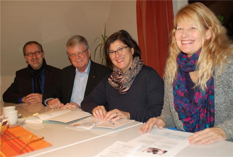 Frank Münter und Dieter Stempnewicz vom Lions Club Stade erkundigen sich bei Colette Schiwietz und Gaby Siedentopf (von links) nach den traumatisierten Kindern. Foto Laudien