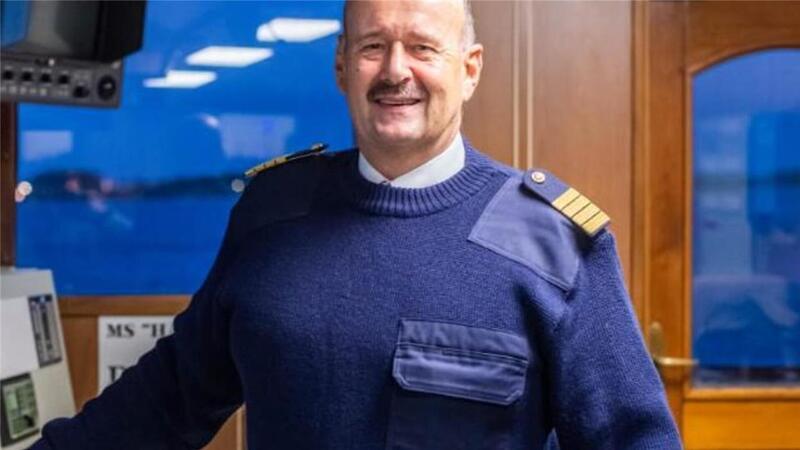 Darum mussten die deutschen Fischer ihre Kutter verkaufen Frank Neumann fuhr die „Ursel“ nach Spanien, wollte auch dort ihr Kapitän bleiben. Aber er kehrte für die Familie nach Bremerhaven zurück. Heute hat er das Kommando auf der Brücke des Restaurantschiffs „Hansa“, wenn sie den Fischereihafen verlässt. Foto: Hartmann