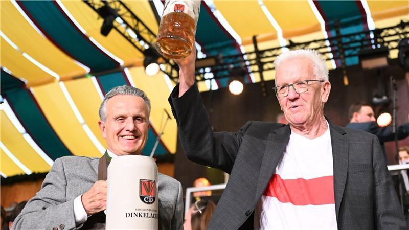 Cannstatter Volksfest mit zwei Schlägen eröffnet Frank Nopper (links), Oberbürgermeister von Stuttgart, und Winfried Kretschmann, Ministerpräsident von Baden-Württemberg.