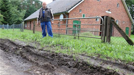 Frank Pitzke ist sauer. Vor seinem Ferienhaus am Altenfluther Weg haben zahlreiche Lkw den Seitenstreifen derart "versenkt", dass er Probleme hatte, mit seinem Wagen auf sein eigenes Grundstück zu kommen. Foto: Mangels