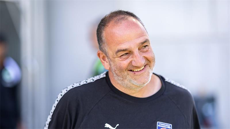 Heidenheimer als erfolgreiche Tore-Minimalisten in Fürth Frank Schmidt freut sich über den dritten Dreier in dieser Saison.
