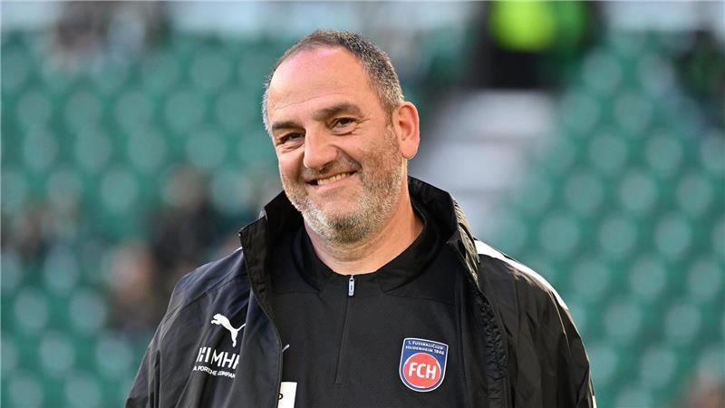 700. Spiel: Heidenheim gewinnt bei Schmidts Jubiläum Frank Schmidt vor seinem 700. Pflichtspiel als Trainer des 1. FC Heidenheim.