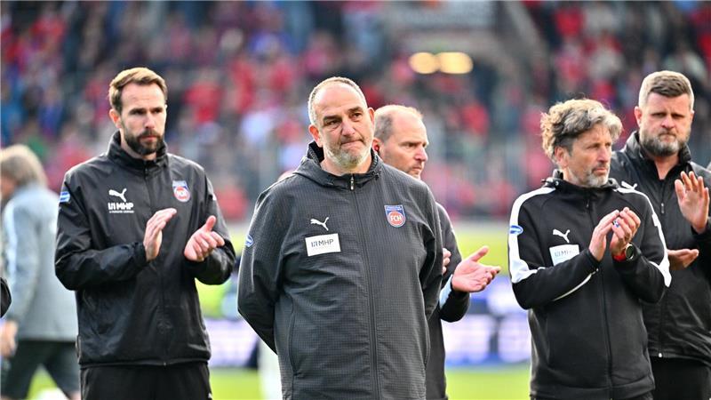 Frank Schmidt wird seinen Vertrag erfüllen - trotz des Abstiegs.