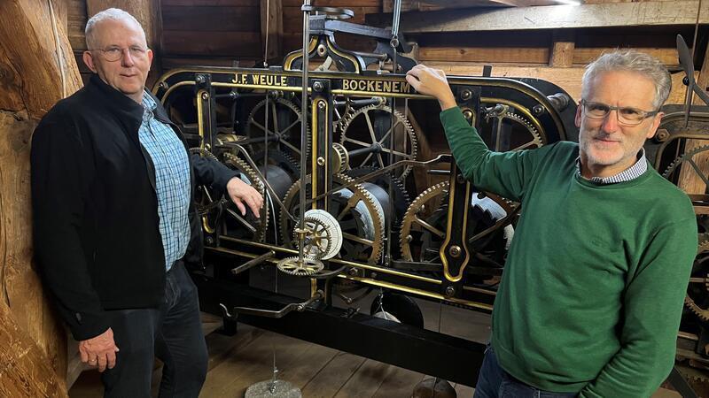 So haben zwei Männer Cosmaes alte Kirchenuhr in Schwung gebracht Frank Schwerdtner (rechts) und Elmar Schier haben das Uhrwerk in vielen Stunden renoviert - anderthalb Jahre lang.