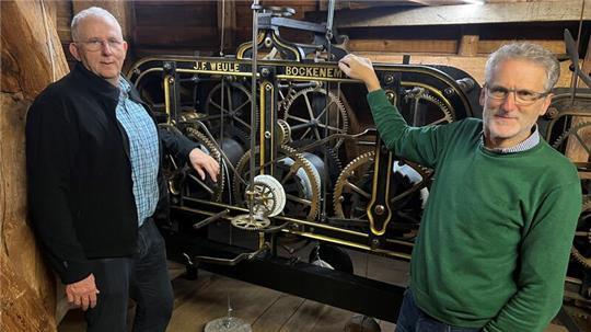 So haben zwei Männer Cosmaes alte Kirchenuhr in Schwung gebracht Frank Schwerdtner (rechts) und Elmar Schier haben das Uhrwerk in vielen Stunden renoviert - anderthalb Jahre lang.