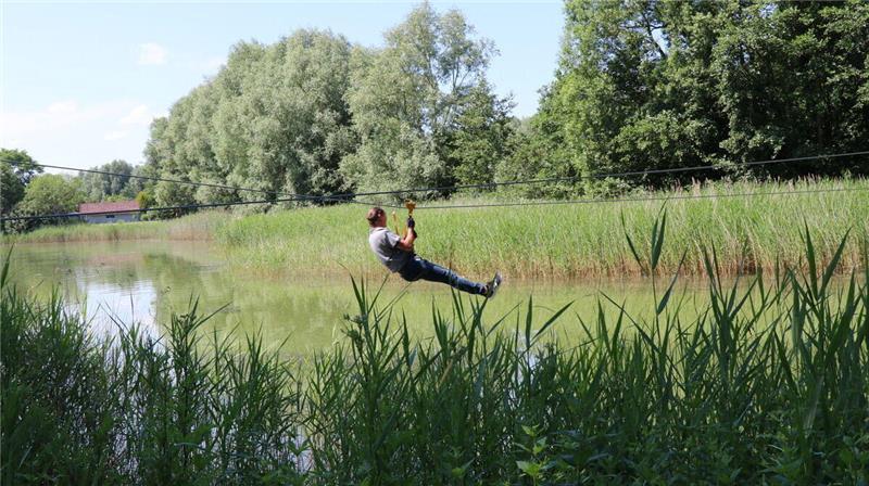 Frank Thielebeule testet die Seilrutsche über den See.