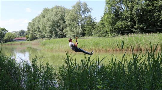 Frank Thielebeule testet die Seilrutsche über den See.