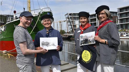 Frank Tinnemeyer präsentiert mit den Gästeführerinnen Ingrid Jochim, Marlene Plate und Heike Schlehe die neue maritime Tour.
