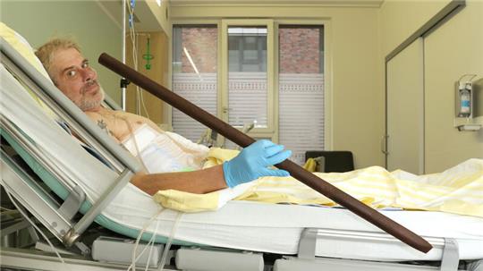 Frank Vaorin im Klinikum Bremen-Mitte mit der Metallstange, die glücklicherweise wichtige Organe in seinem Körper verfehlte. 