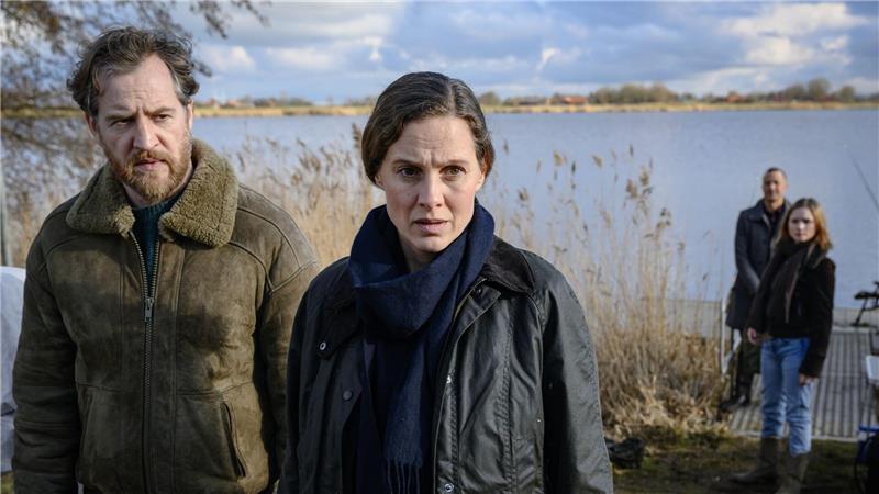 Frank Weller (Tom Radisch) und Ann Kathrin Klaasen (Picco von Groote) ermitteln am Tatort. 